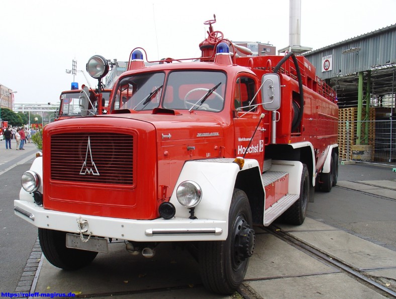 Flugfeldlöschfahrzeug als Sattelzug FLF24S F 200D16A